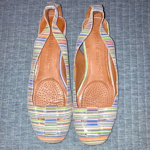 Gentle Souls It’s So Fun Multicolor Low Wedge Striped 7.5 Comfort Woven style - Picture 1 of 4